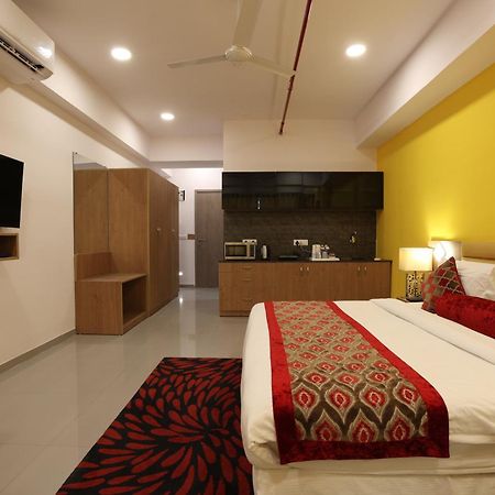 Hotel Downtown Gandhinagar Buitenkant foto