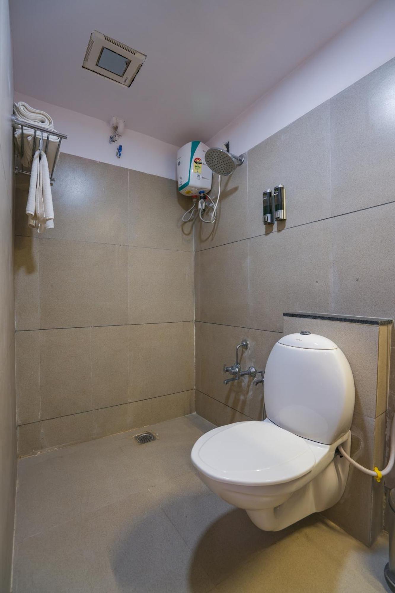Hotel Downtown Gandhinagar Buitenkant foto