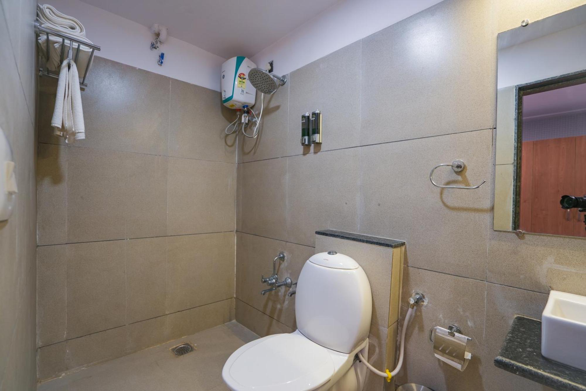 Hotel Downtown Gandhinagar Buitenkant foto