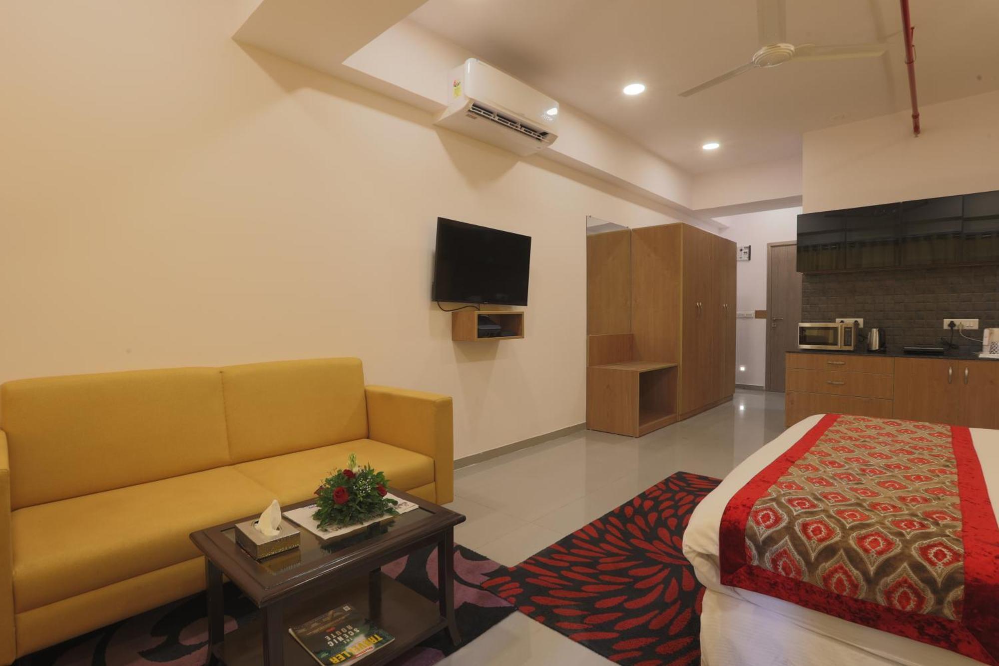 Hotel Downtown Gandhinagar Buitenkant foto