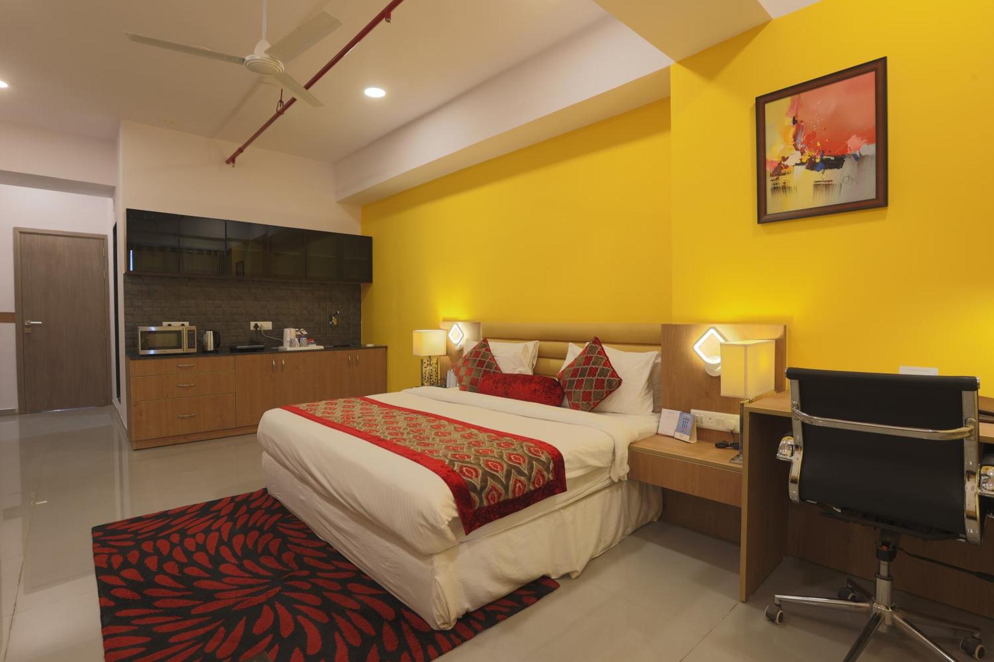 Hotel Downtown Gandhinagar Buitenkant foto