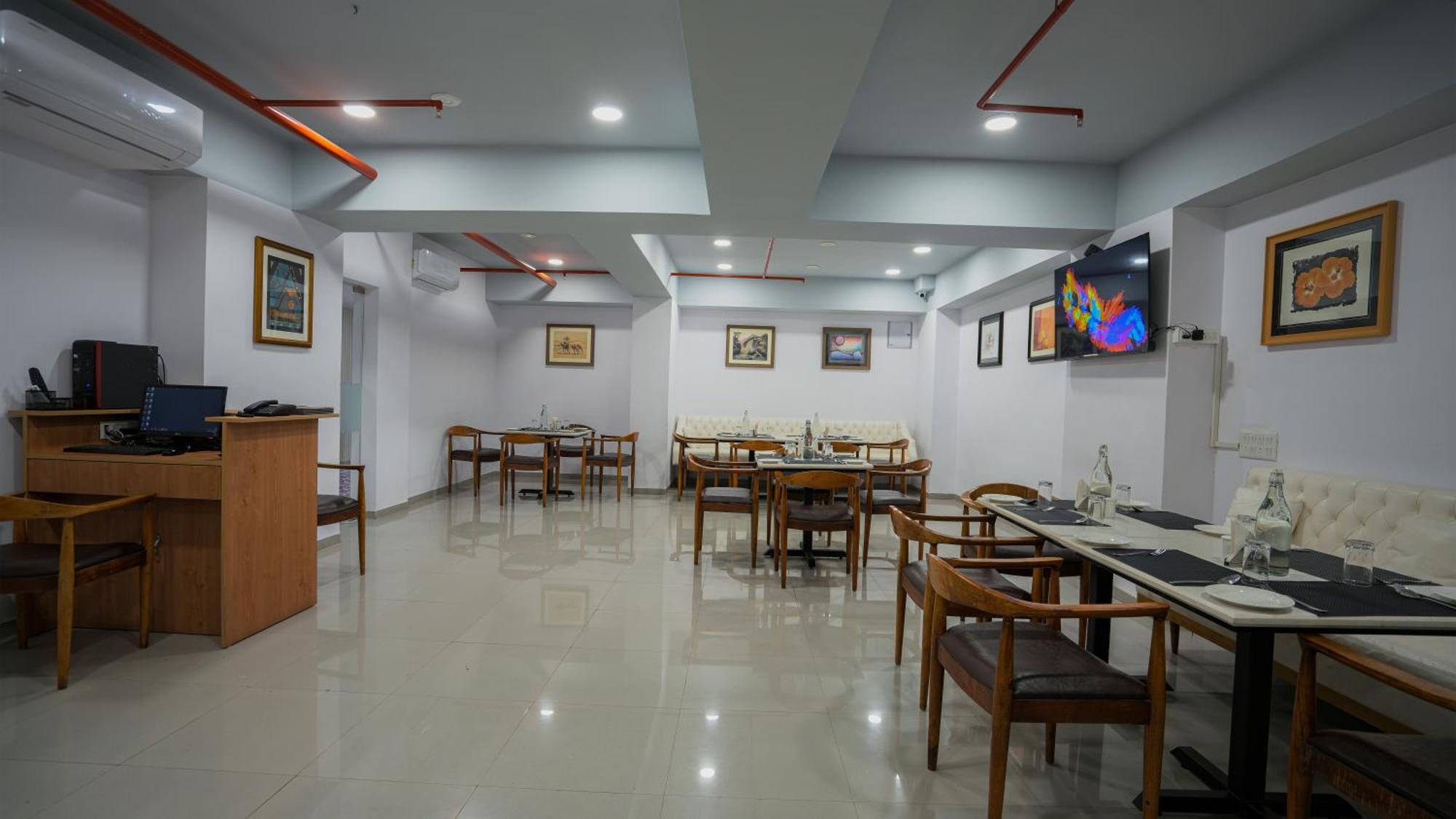 Hotel Downtown Gandhinagar Buitenkant foto