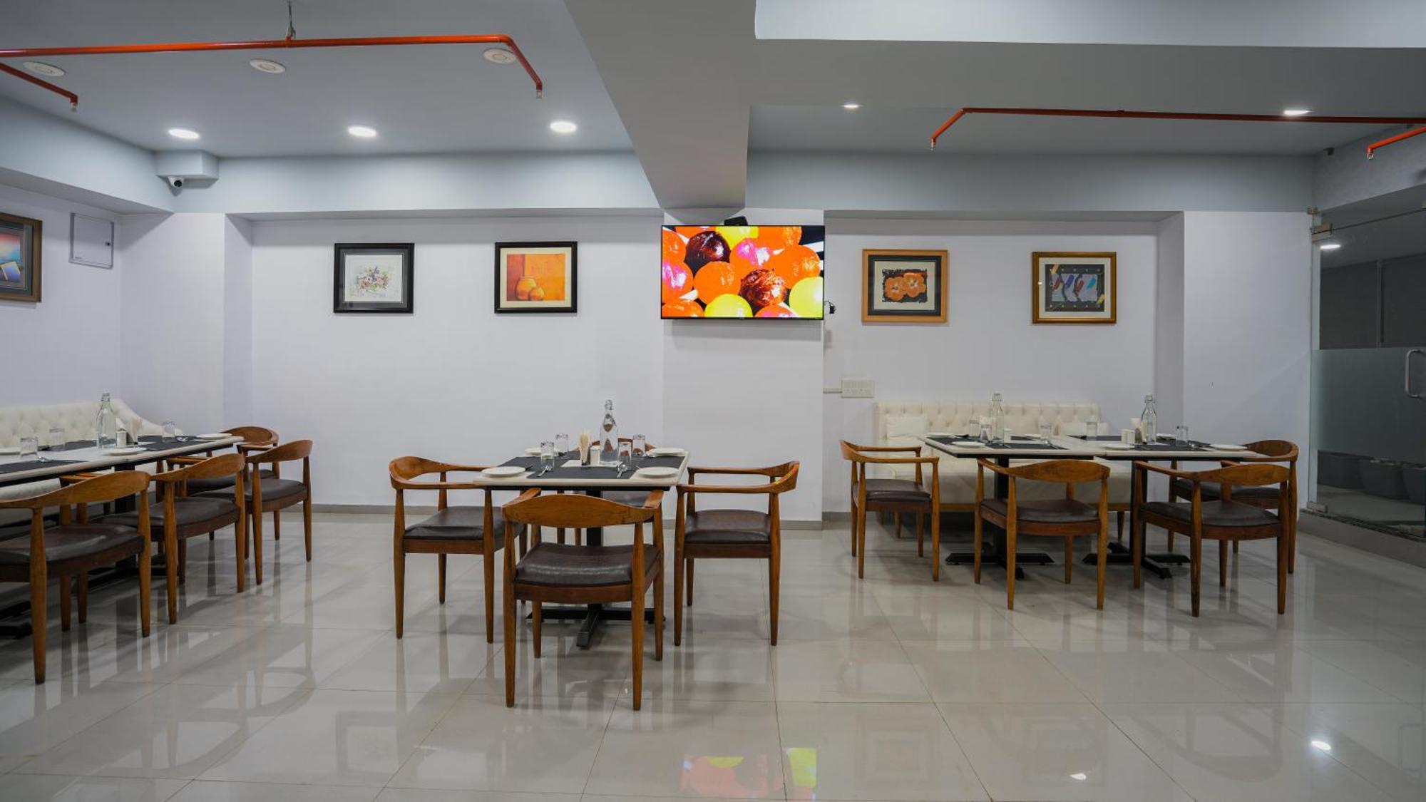 Hotel Downtown Gandhinagar Buitenkant foto