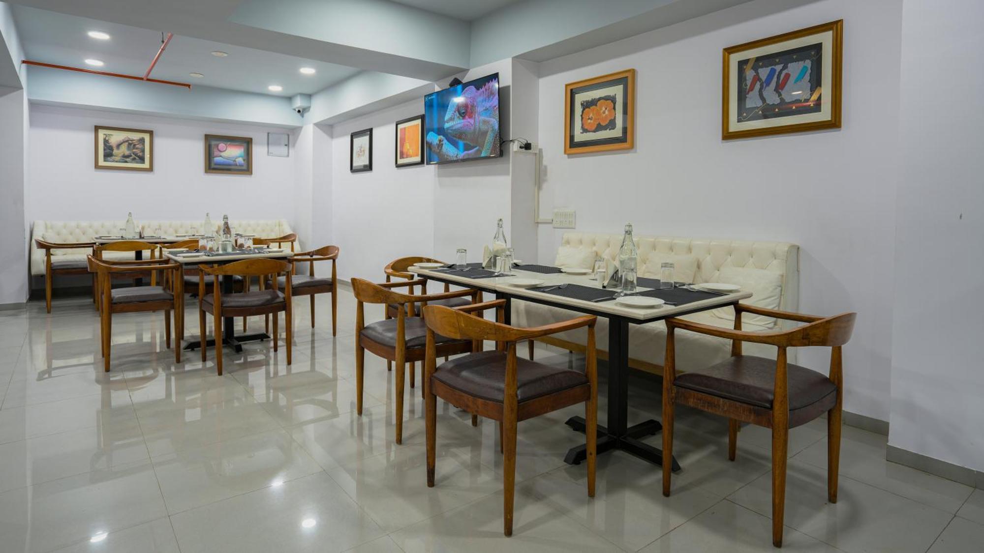 Hotel Downtown Gandhinagar Buitenkant foto