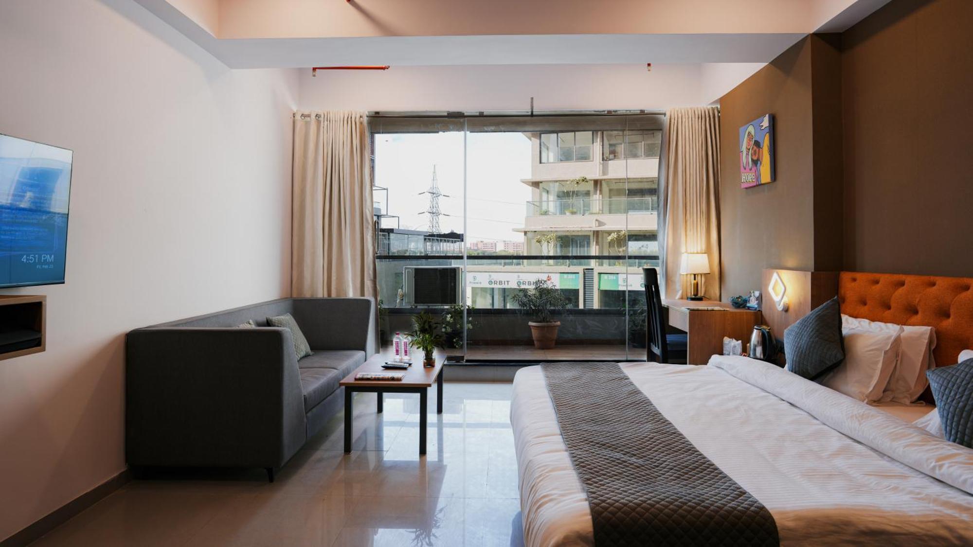 Hotel Downtown Gandhinagar Buitenkant foto