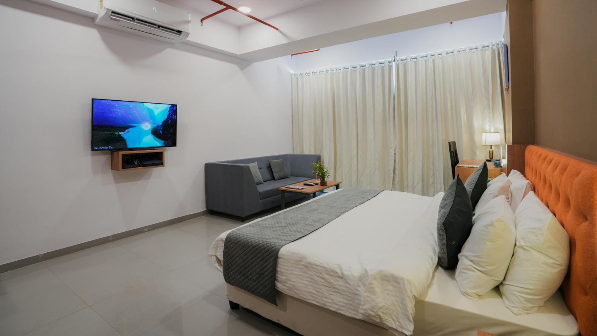 Hotel Downtown Gandhinagar Buitenkant foto