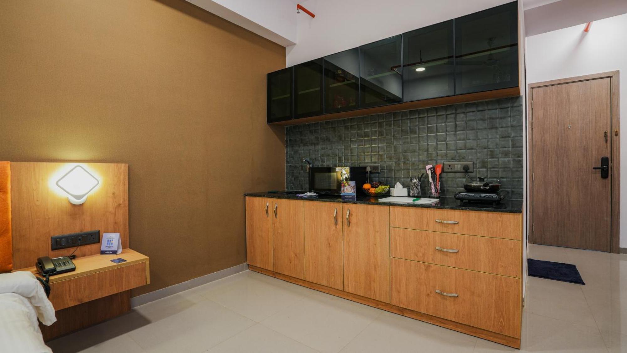 Hotel Downtown Gandhinagar Buitenkant foto