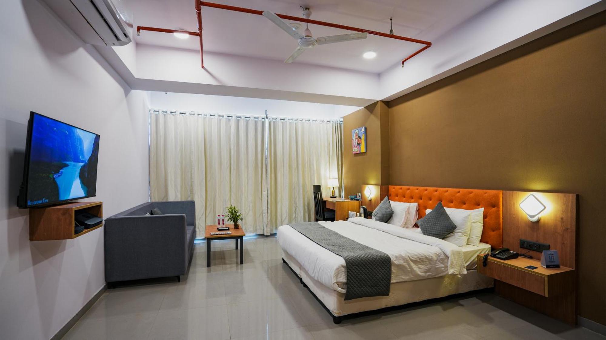 Hotel Downtown Gandhinagar Buitenkant foto
